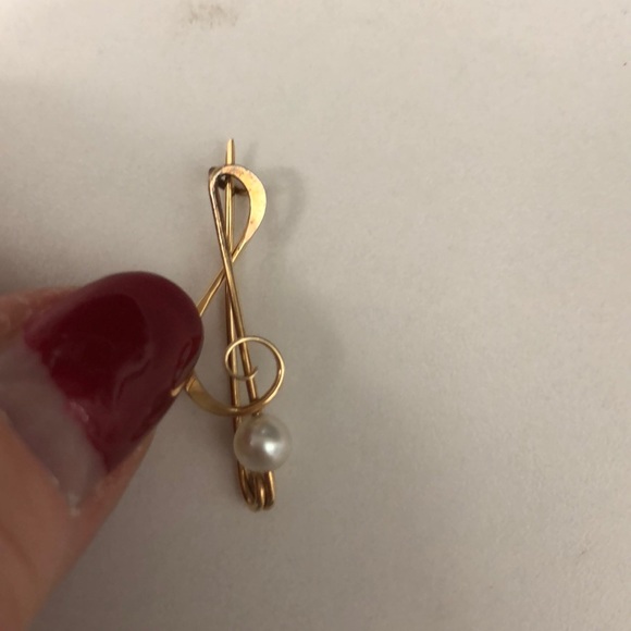 Gold Treble Clef pin with pearl - Picture 2 of 8